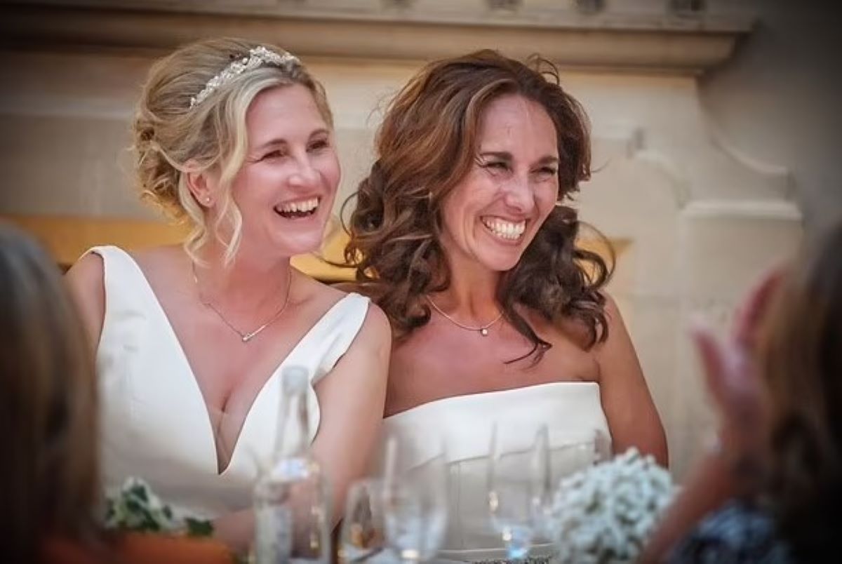 H Emma Heathcote James με την σύζυγο της την ημέρα του γάμου τους.