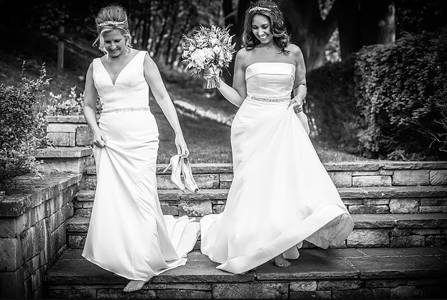 Η επιχειρηματίας Emma Heathcote με την σύντροφο της στον γάμο τους.