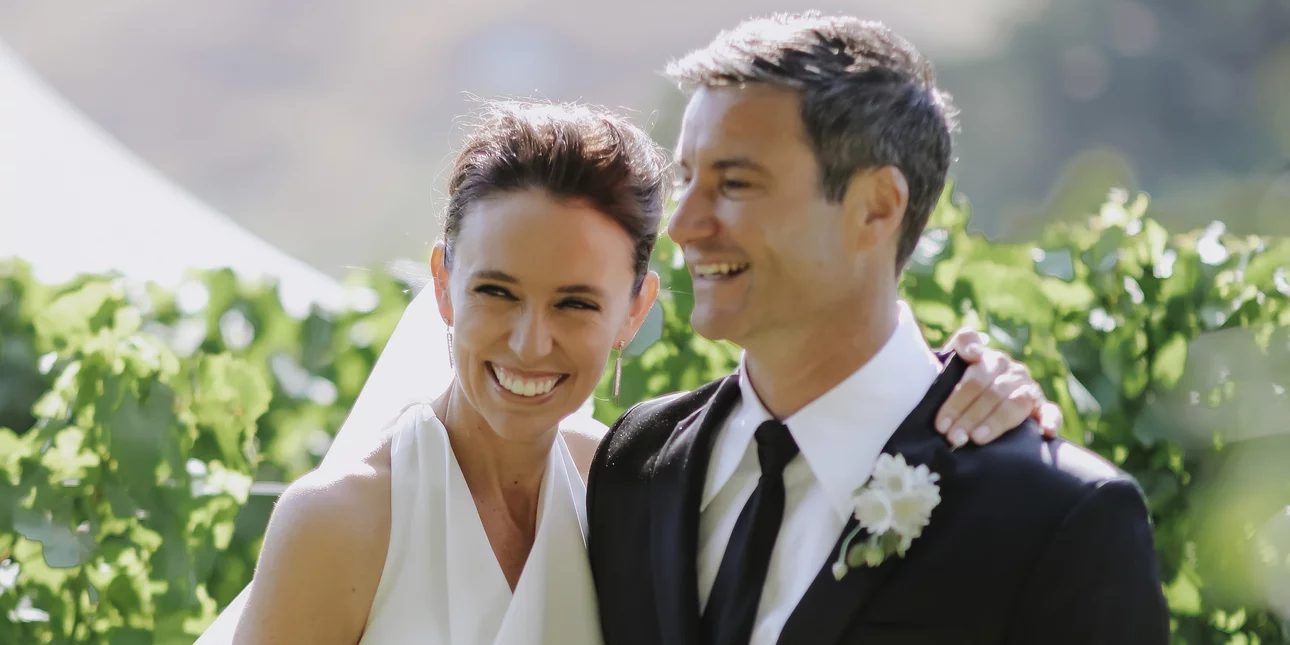 Νύφη η Τζασίντα Άρντερν – Παντρεύτηκε η πρώην πρωθυπουργός της Νέας Ζηλανδίας