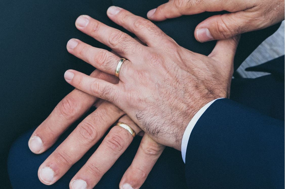 Σε δημόσια διαβούλευση το νομοσχέδιο για τον γάμο των ομόφυλων ζευγαριών