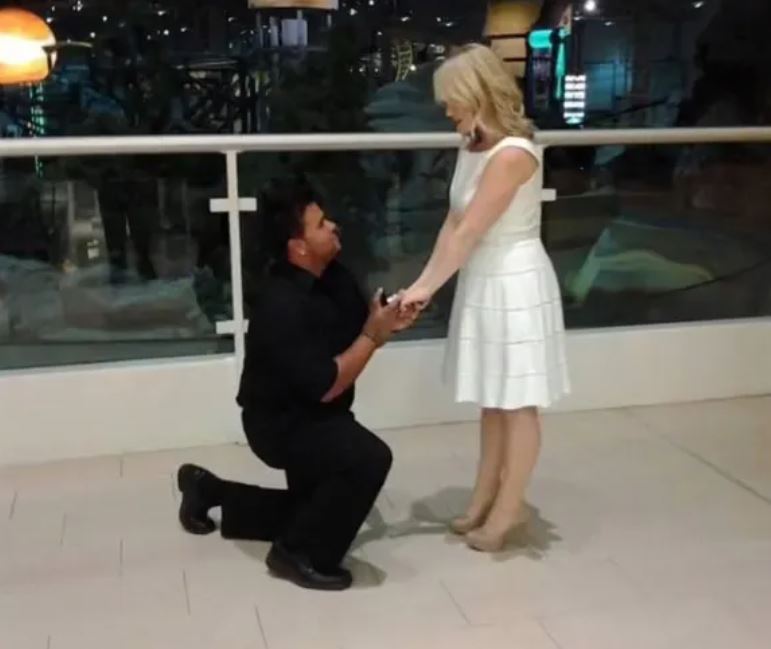 «Παντρεύτηκα έπειτα από γνωριμία 13 ημερών» – Υπάρχει ο έρωτας με την πρώτη ματιά;