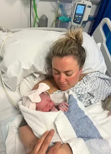 Τελικά η 30χρονη έφερε στον κόσμο την κόρη της Ronnie στις 17 Απριλίου στο νοσοκομείο Telford στην Βρετανία