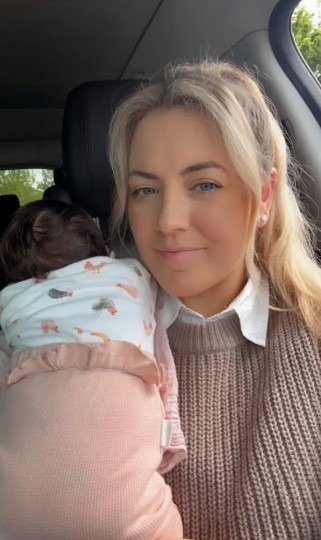 Παρόλο που η Ronnie είναι 8 μηνών, η Finch λέει ότι κάποιοι γνωστοί τώρα μαθαίνουν ότι απέκτησε παιδί.