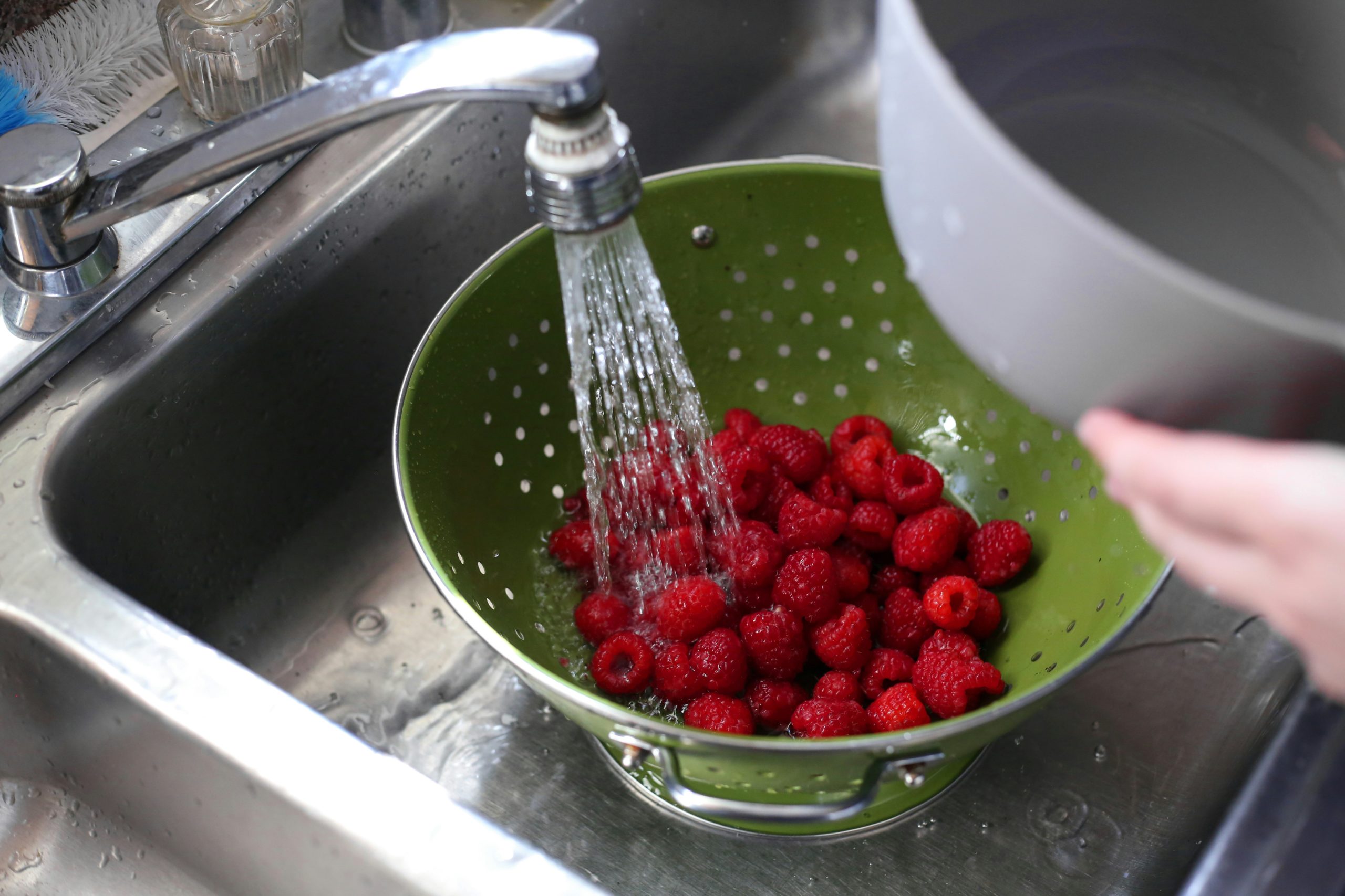 Καθαρίστε με ασφάλεια τα φρούτα σας με ένα φυσικό συστατικό που υπάρχει στην κουζίνα σας
