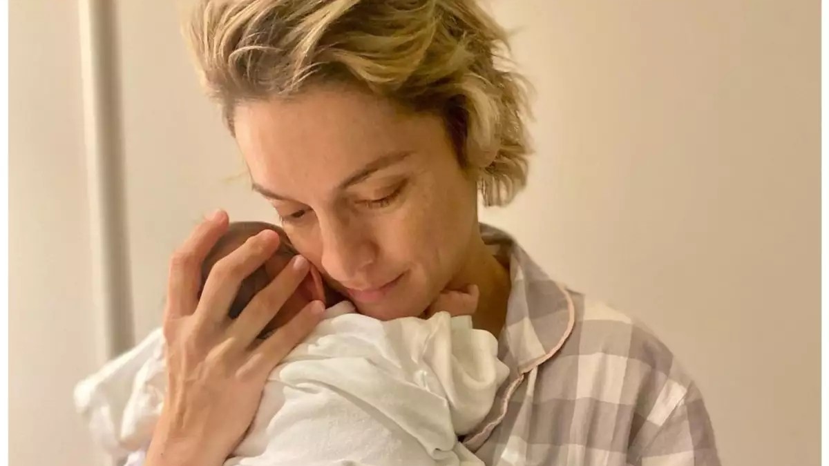 Γιούλικα Σκαφιδά: Θηλάζει τον νεογέννητο γιο της και… «λιώνει» – ΦΩΤΟ