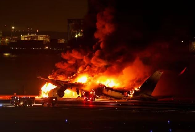 Ιαπωνία: Σώοι οι επιβάτες του αεροπλάνου που τυλίχθηκε στις φλόγες, 5 αγνοούμενοι από το αεροσκάφος με το οποίο συγκρούστηκε – Τρομακτικά βίντεο