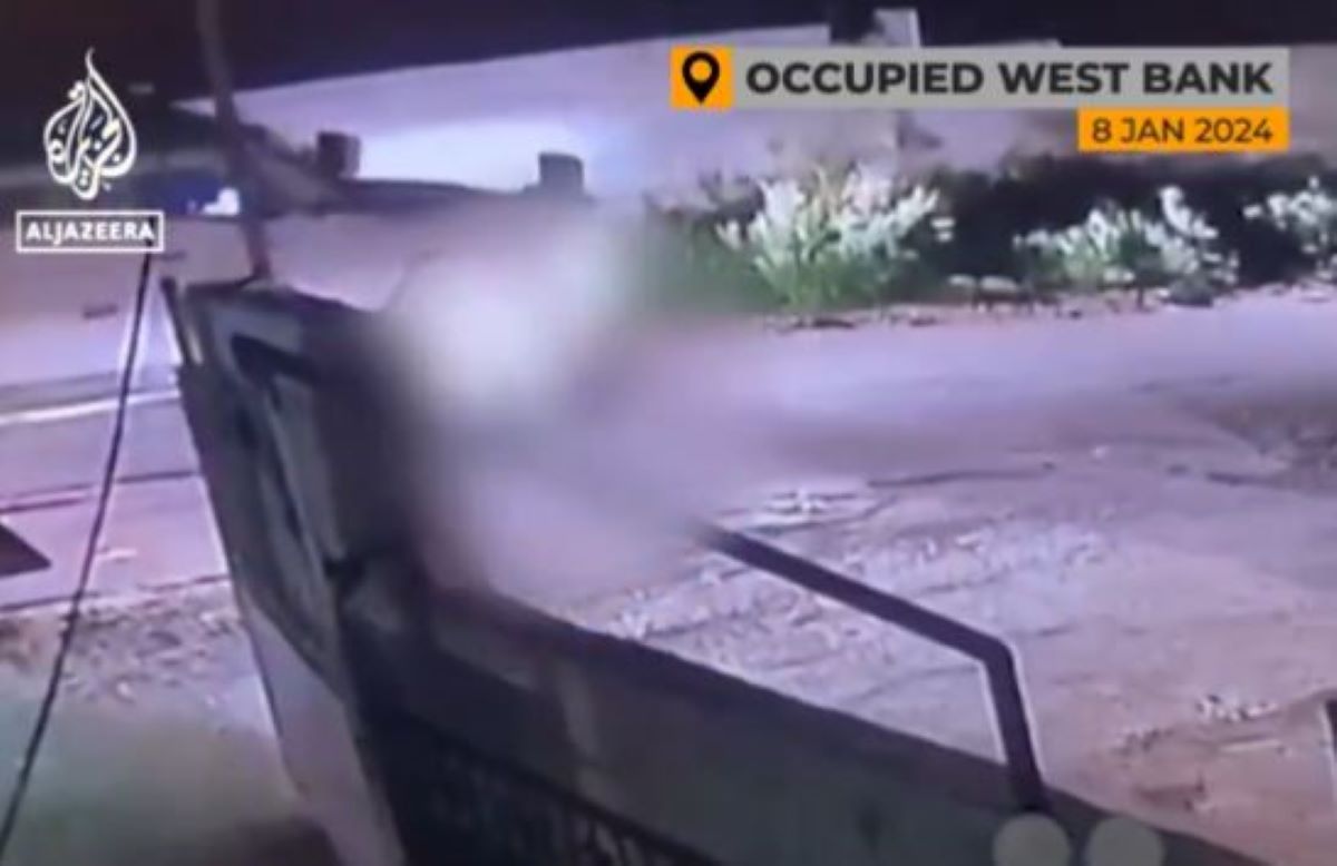 Oχήματα του στρατού του Ισραήλ περνούν πάνω από το πτώμα Παλαιστίνιου – BINTEO με πολύ σκληρές εικόνες