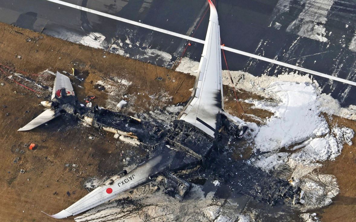 Ιαπωνία: Συγκλονιστικές εικόνες από τα «κουφάρια» των αεροσκαφών που συγκρούστηκαν – ΦΩΤΟ και ΒΙΝΤΕΟ