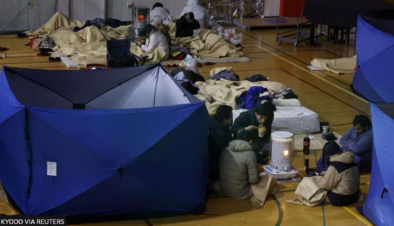 Ιαπωνία: Χιλιάδες θα περάσουν τη νύχτα σε καταφύγια μετά τον ισχυρό σεισμό – Συγκλονίζουν οι περιγραφές