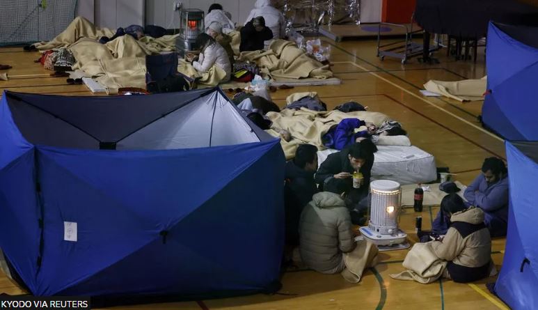 Ιαπωνία: Χιλιάδες θα περάσουν τη νύχτα σε καταφύγια μετά τον ισχυρό σεισμό – Συγκλονίζουν οι περιγραφές