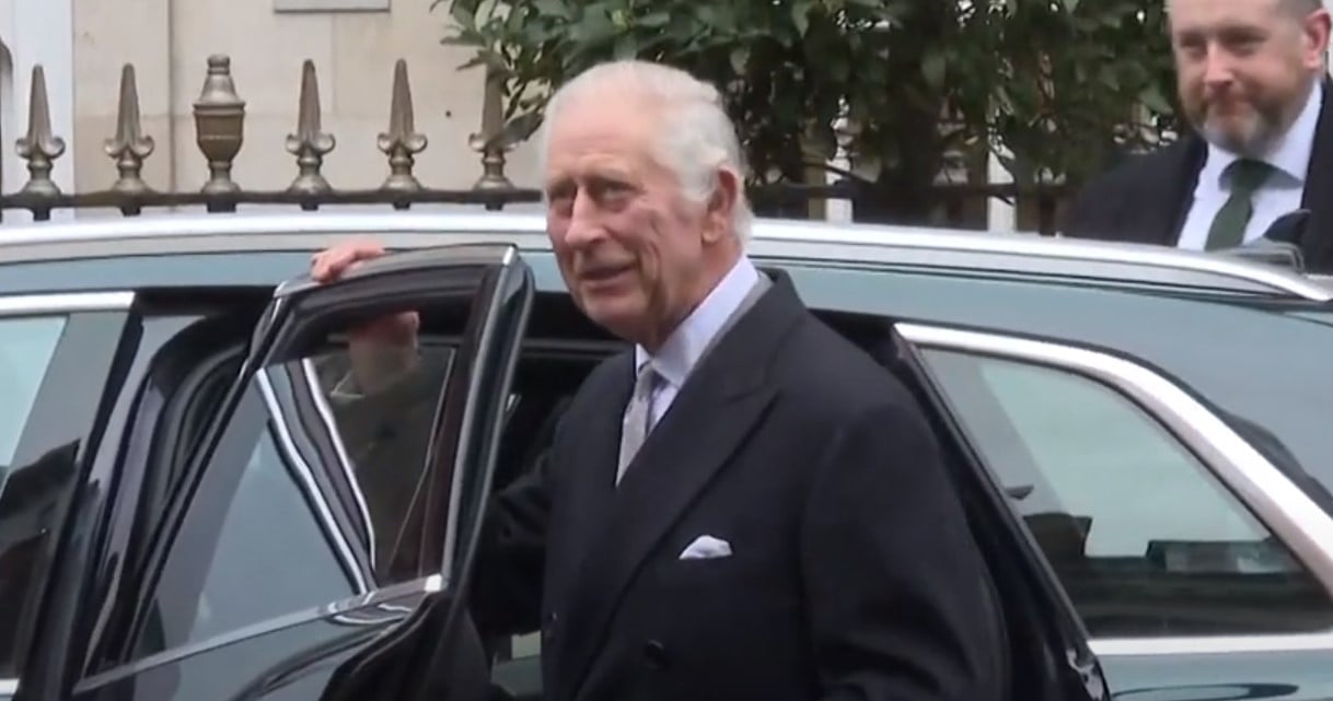 Ο βασιλιάς Κάρολος έδειχνε ευδιάθετος κατά την έξοδο του από το νοσοκομείο.