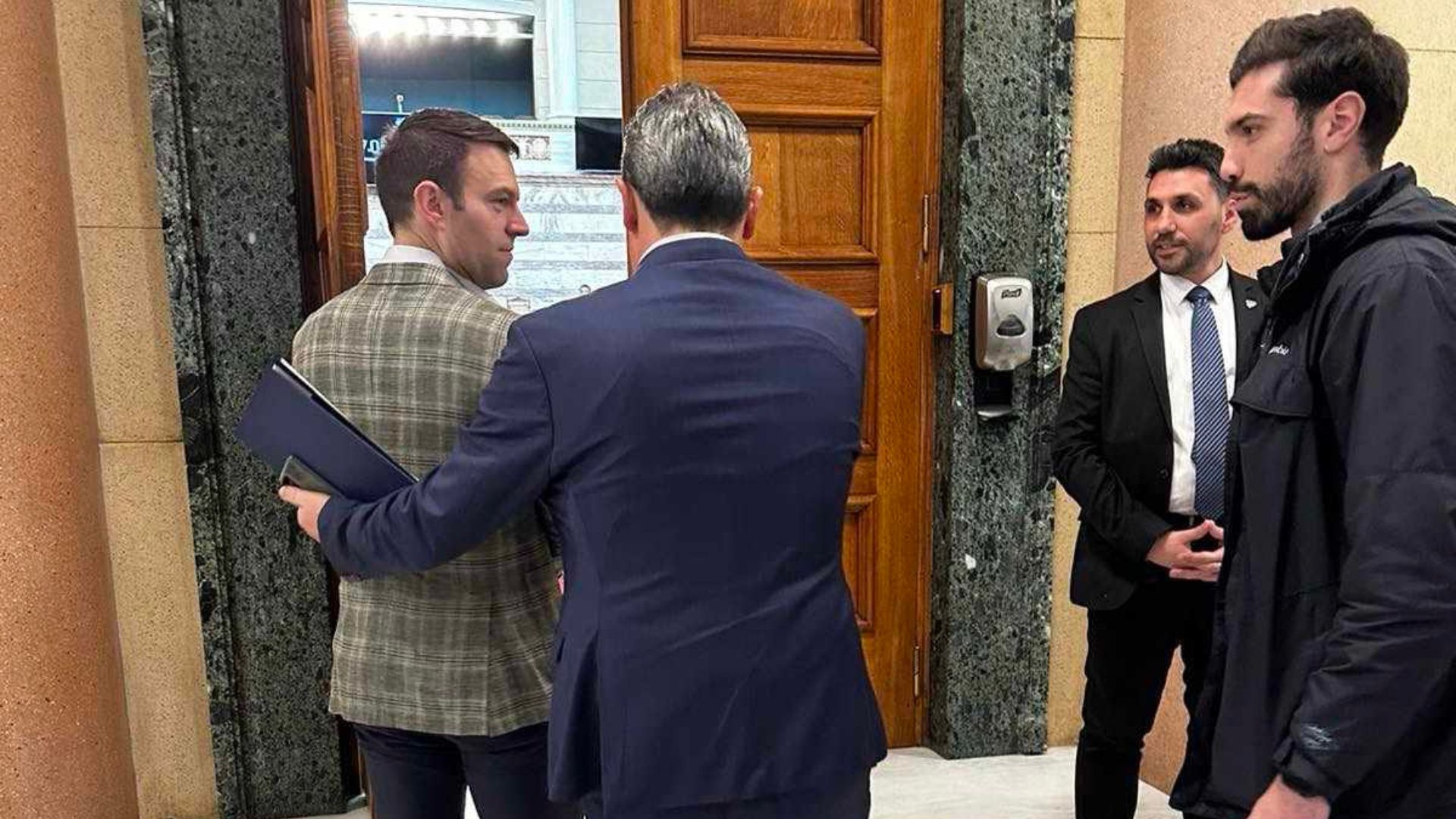 Το απρόοπτο με τον Στέφανο Κασσελάκη στη Βουλή