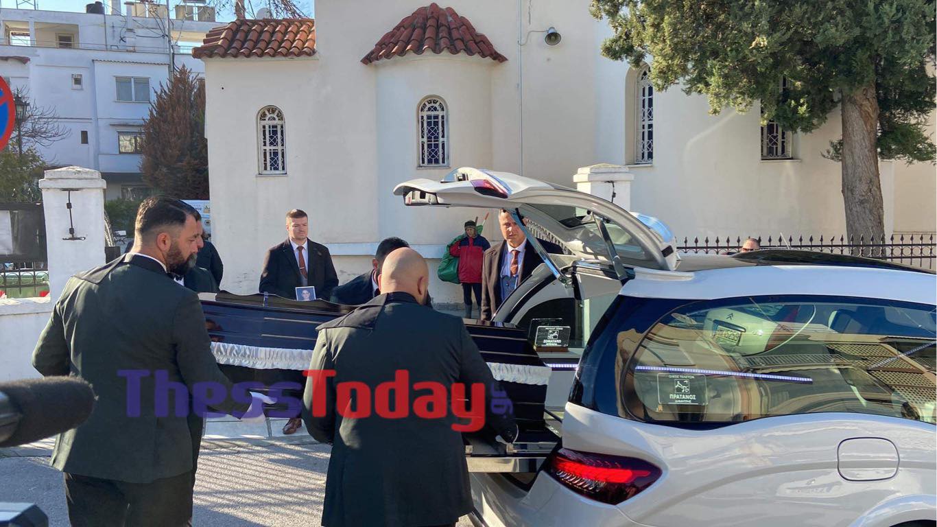 Θεσσαλονίκη: Βαρύ το κλίμα στην κηδεία της 41χρονης εγκύου – Τραγική φιγούρα η 13χρονη κόρη της