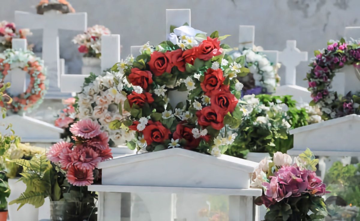Λάρισα: Έκλεψαν λουλούδια από τάφο