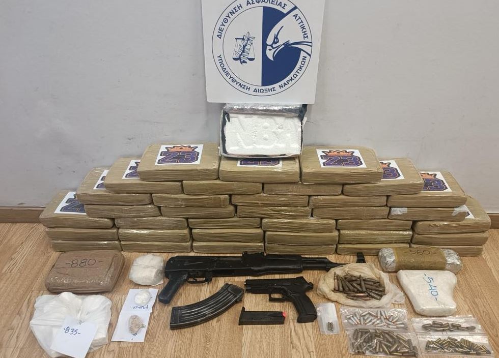 Κορωπί: Εντοπίστηκαν 45 κιλά κοκαΐνης σε ειδική κρύπτη σε σπίτι – Η σύλληψη στην Κηφισιά, η αστυνομική επιχείρηση και το καλάσνικοφ