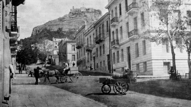 Στη φωτογραφία φαίνεται το Κολωνάκι στην οδό Λουκιανού και Αλωπεκής.