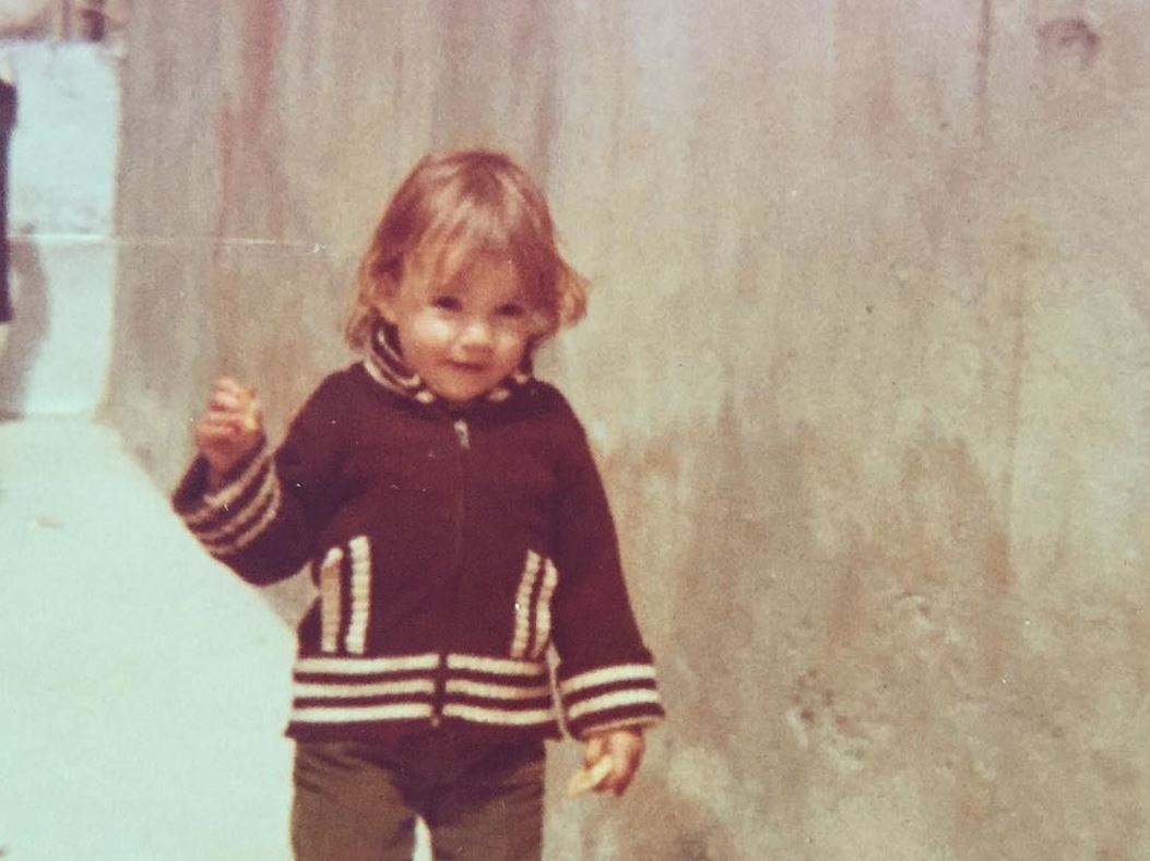 Αναγνωρίζετε το κοριτσάκι της φωτογραφίας με τα ξανθά μαλλιά; Είναι γνωστή παρουσιάστρια