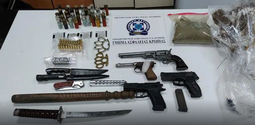 Κορωπί: Χειροπέδες σε 62χρονο – Πιάστηκε με κλεμμένα αυτοκίνητα, ναρκωτικά και σπαθί τύπου κατάνα