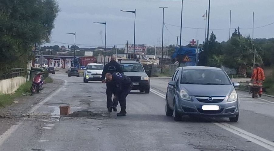 Κως: Αστυνομικοί «μπάλωσαν» λακκούβα στον δρόμο και βρήκαν τον μπελά τους – ΒΙΝΤΕΟ