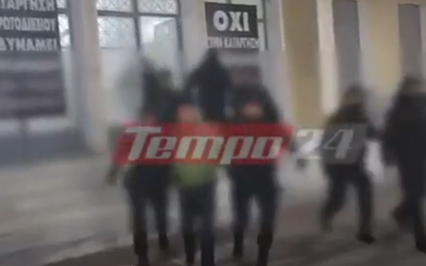 Μεσολόγγι: Στην φυλακή ο κρεοπώλης για την δολοφονία του Μπάμπη – Τον έβαλαν τρέχοντας στην κλούβα – ΒΙΝΤΕΟ