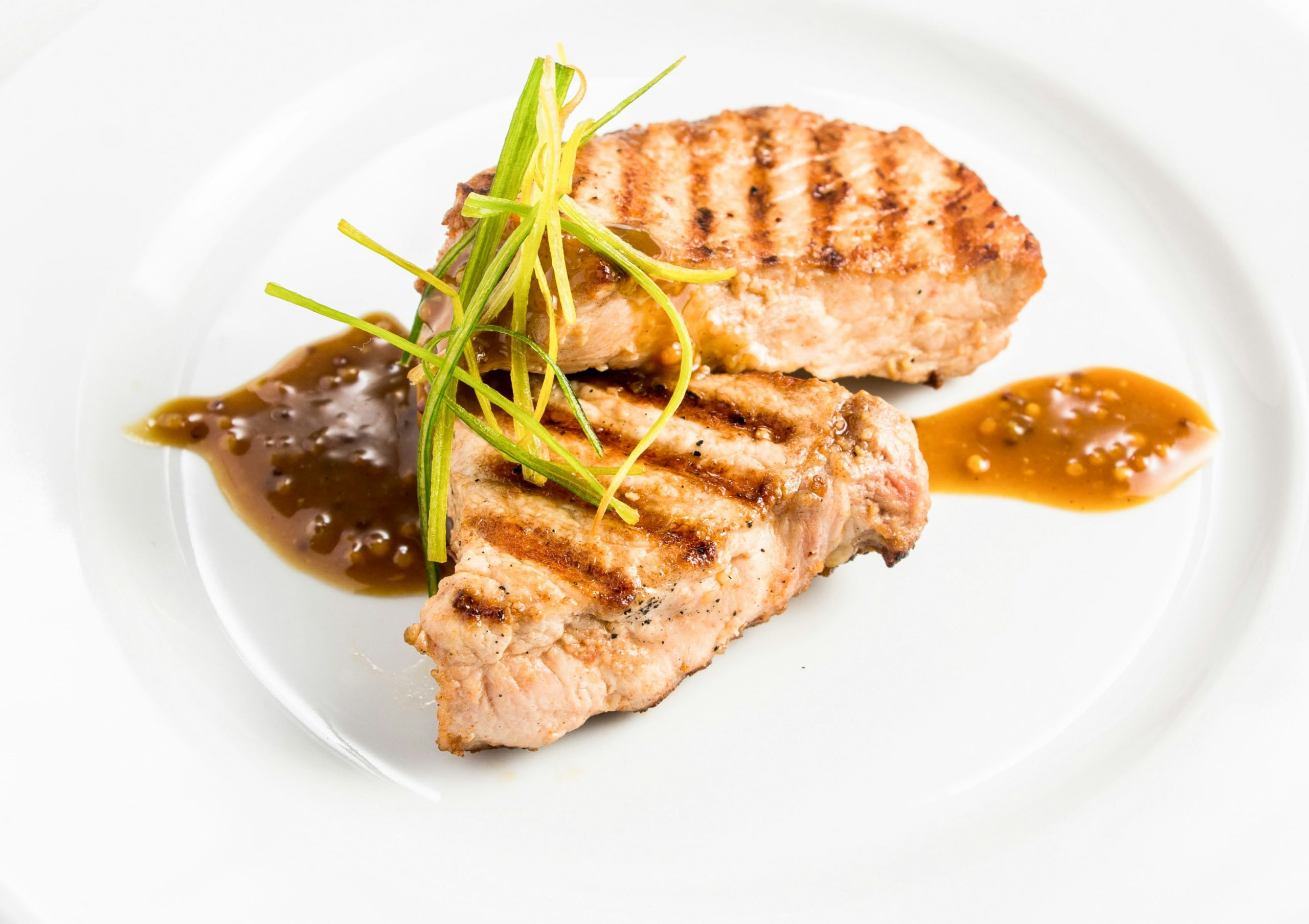 Συνταγή για ζουμερές χοιρινές μπριζόλες με σκόρδο με μέλι