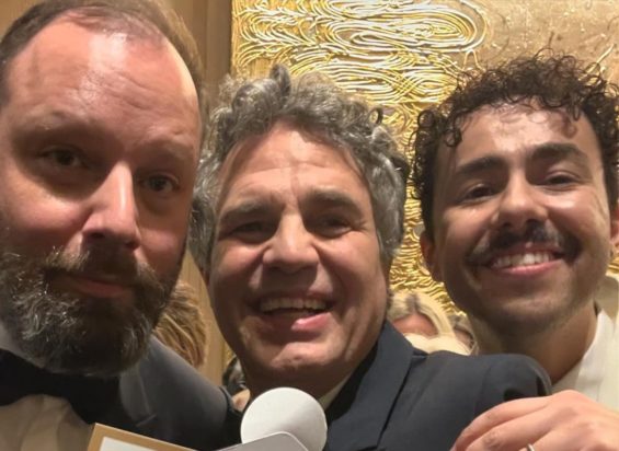 Ο Γιώργος Λάνθιμος (αριστερά) με τον Μαρκ Ράφαλο και τον Ράμι Γιούσεφ.