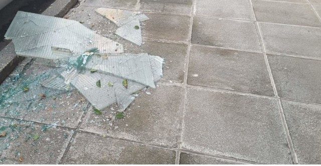 Λάρισα: Τζάμι προσγειώθηκε στο κεφάλι 17χρονου – «Γλίτωσε τα χειρότερα γιατί φορούσε κουκούλα»