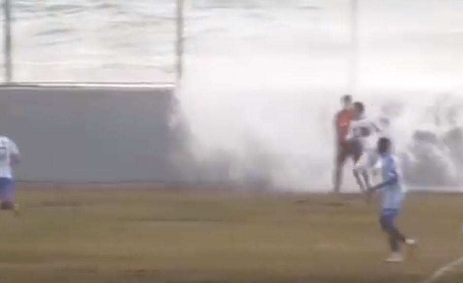 Λέσβος: Η στιγμή που η θάλασσα «μπαίνει» στο γήπεδο σε αγώνα ερασιτεχνικού ποδοσφαίρου – ΒΙΝΤΕΟ