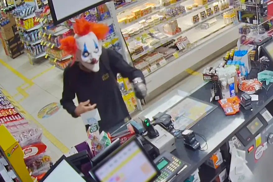 Τρομακτικό βίντεο: Η στιγμή που «κλόουν» ληστεύει βενζινάδικο