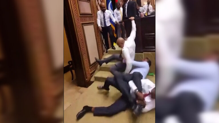 Μαλδίβες: Σε ρινγκ μετατράπηκε το κοινοβούλιο – Βουλευτές πιάστηκαν στα χέρια – ΒΙΝΤΕΟ