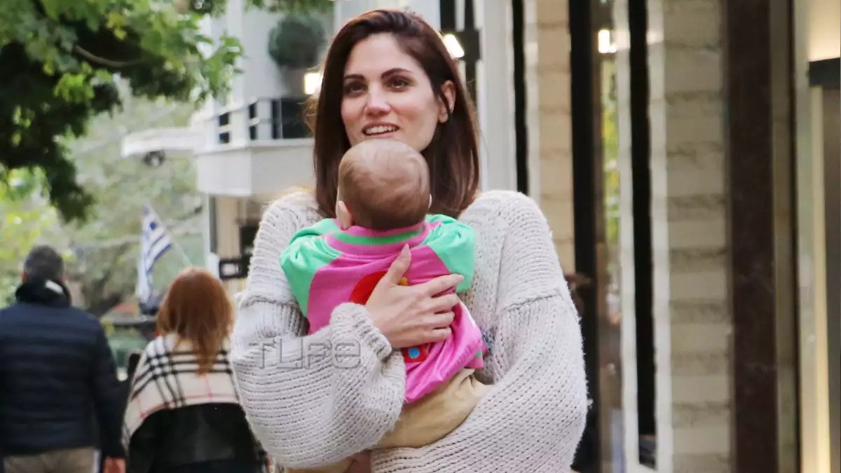 Μαίρη Συνατσάκη: Οι τρυφερές φωτογραφίες της κόρης της ενώ παίζει με την γάτα της