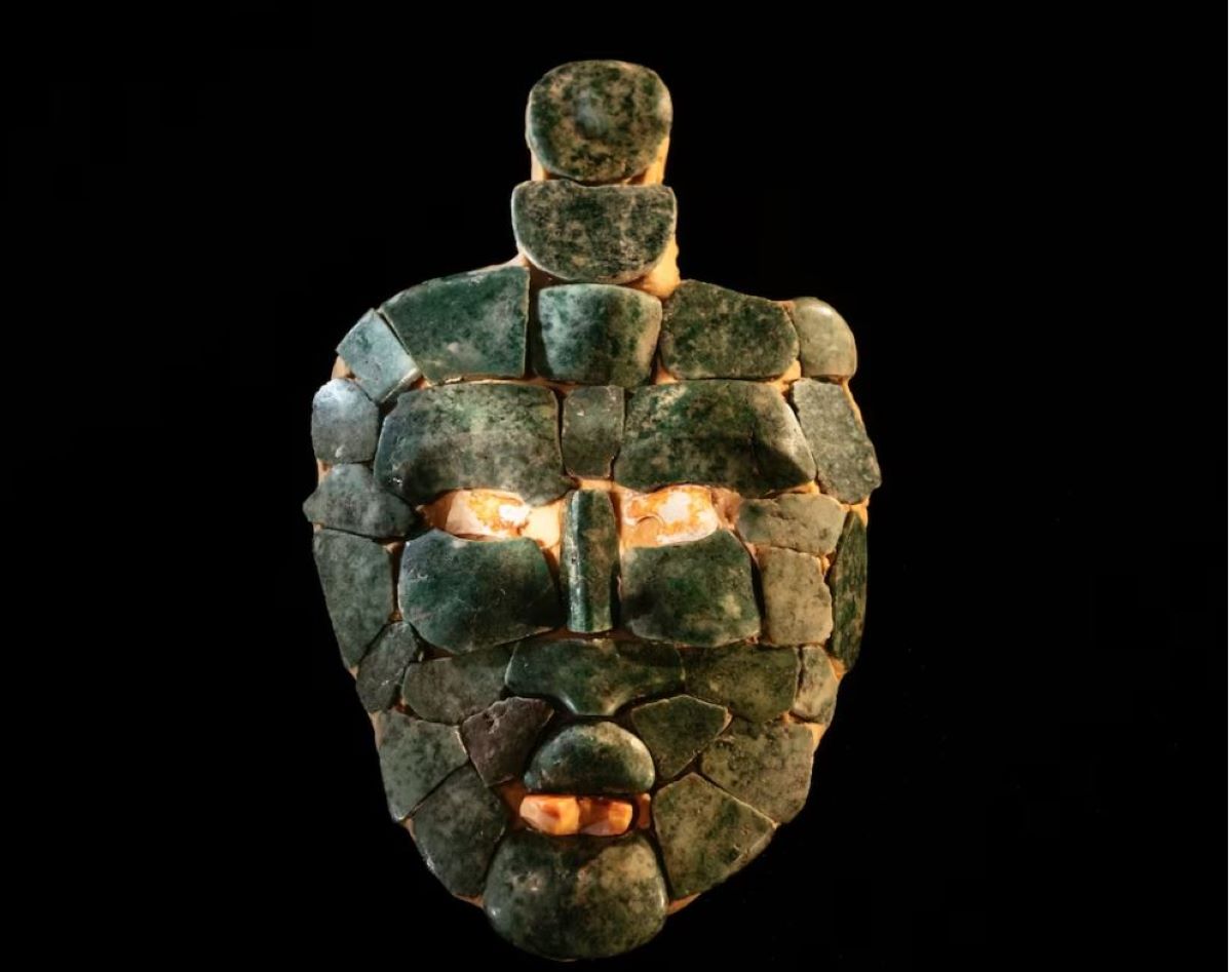 Η μικρή μάσκα, κατασκευασμένη από ψηφιδωτό νεφρίτη με «κοχύλια» σπονδύλου για τα μάτια και τα δόντια, αντιπροσωπεύει μια εκδήλωση του Θεού της Καταιγίδας. Βρέθηκε στο σεντούκι ενός βασιλιά που θάφτηκε στο Chochkitam, γύρω στο 350 μ.Χ.