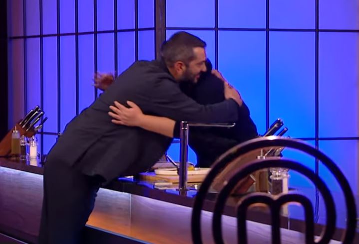 MasterChef: «Έχω υποστεί bullying ακόμα και από σεφ» – Τα δάκρυα και η αγκαλιά του Κουτσόπουλου – ΒΙΝΤΕΟ