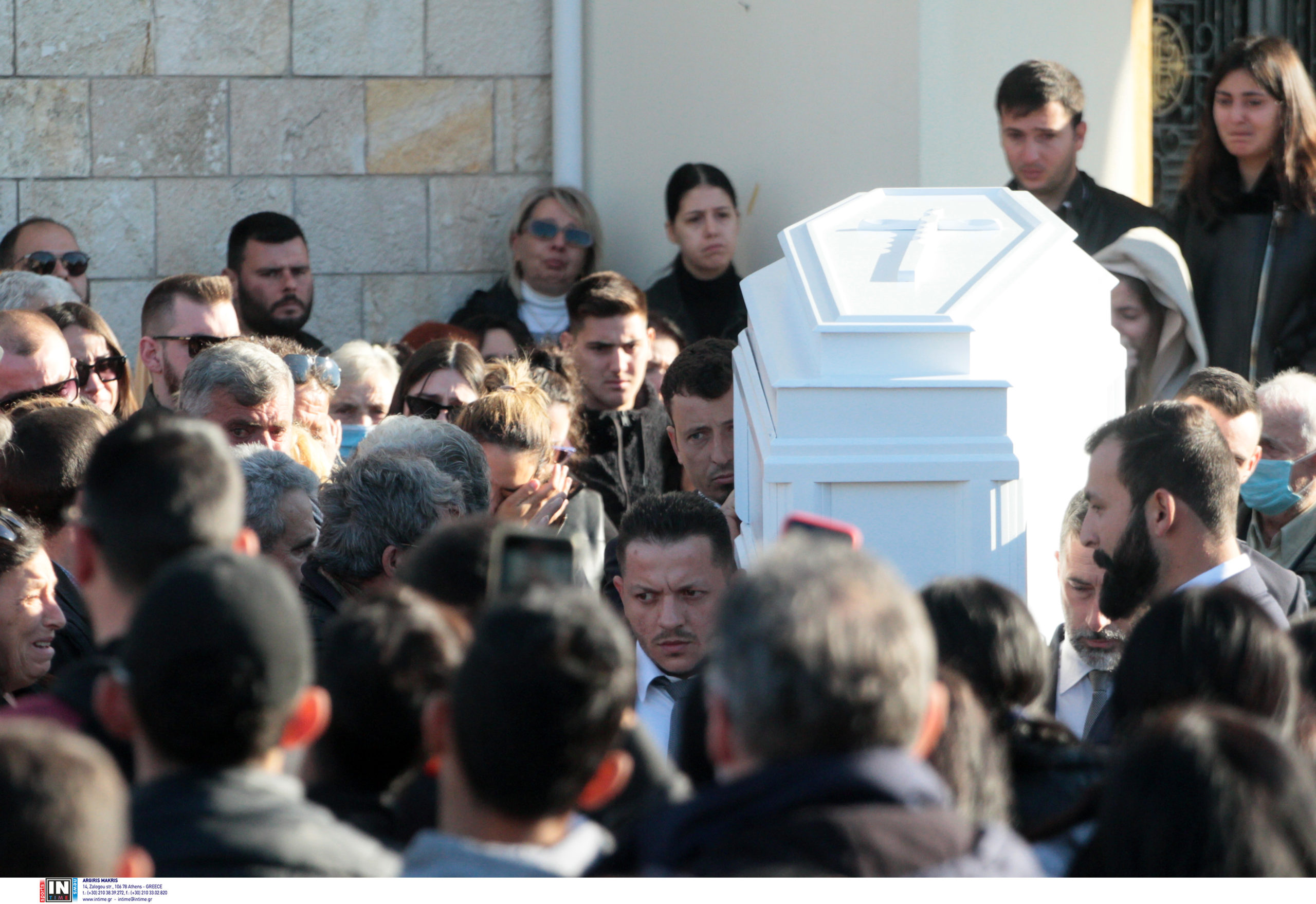 Μεσολόγγι: Με δάκρυα και χειροκροτήματα το τελευταίο «αντίο» στον Μπάμπη – Τραγικές φιγούρες η μητέρα και οι αδελφές του