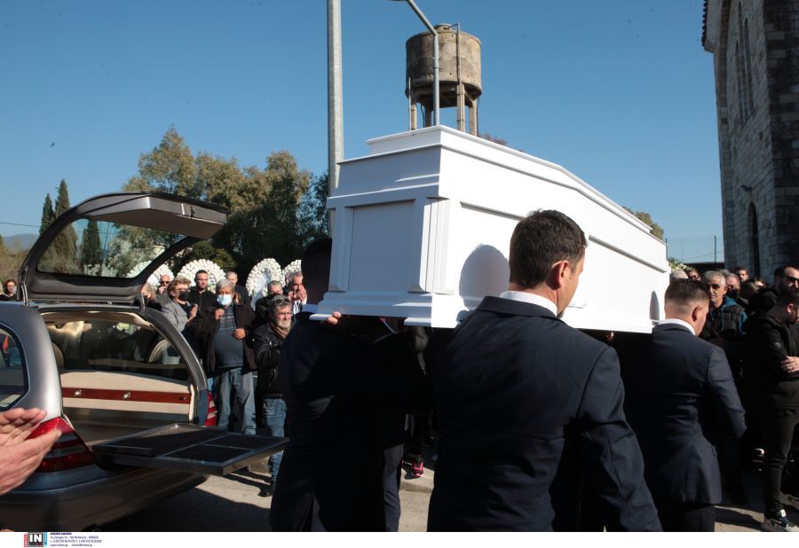 Μεσολόγγι: Σε κλίμα οδύνης η κηδεία του Μπάμπη που δολοφονήθηκε – «Καρδιά μου, πού είσαι;» σπάραξε η μητέρα του