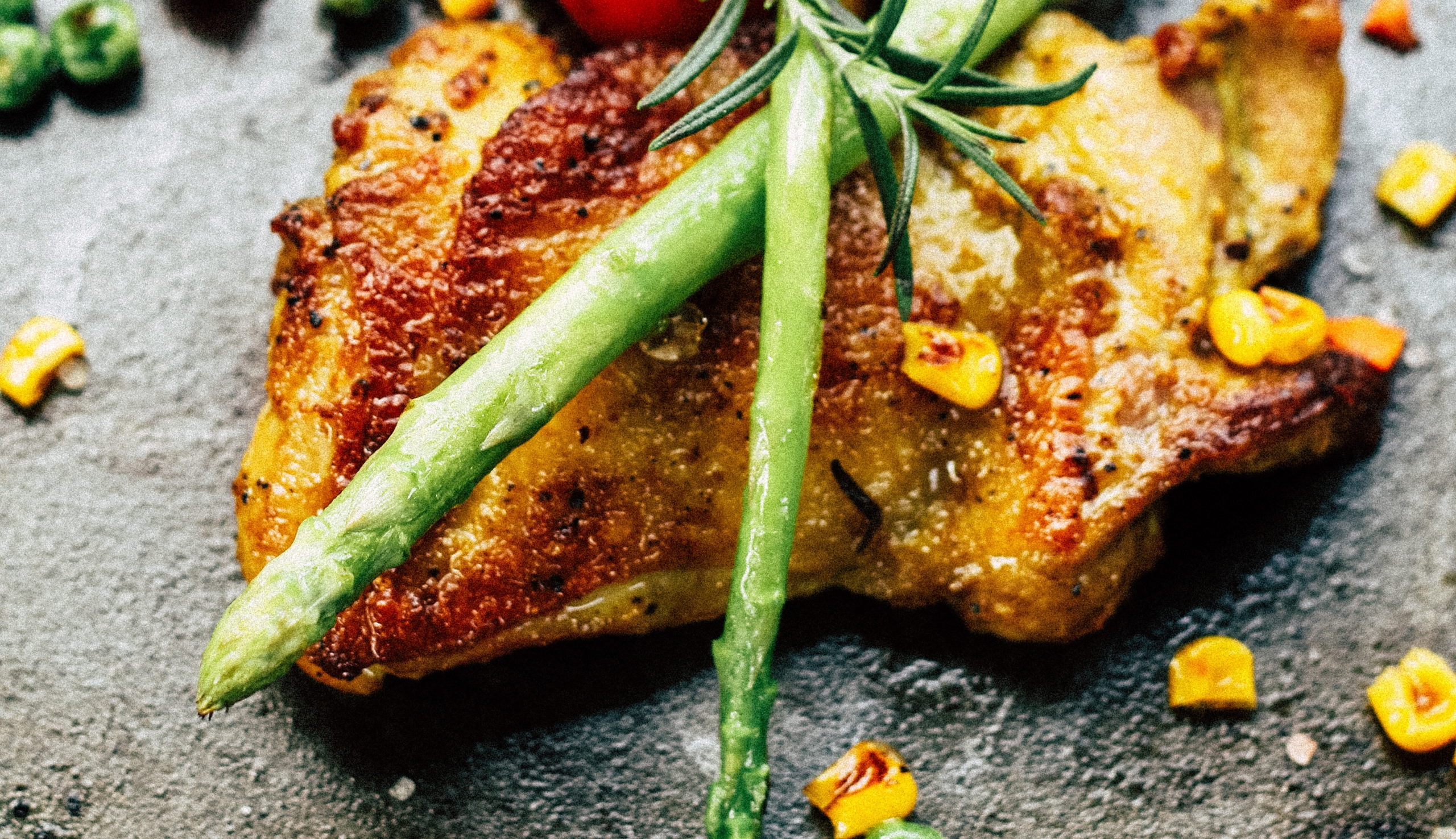 Συνταγή για κρεμώδες κοτόπουλο με λιαστές ντομάτες και σπαράγγια