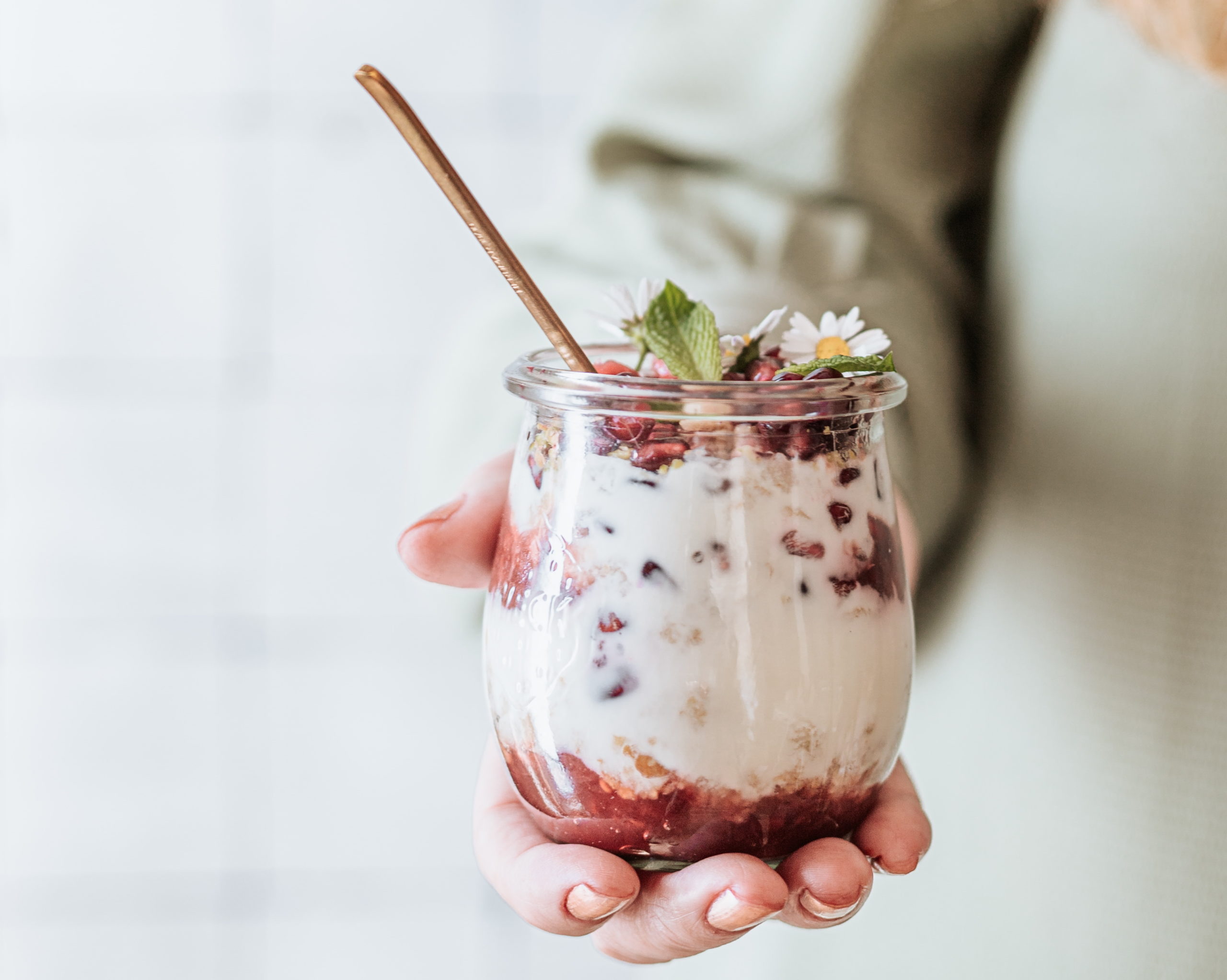 Τρίχρωμο Trifle με μούρα και αφράτη σαντιγί: Το ιδανικό επιδόρπιο για κάθε περίσταση – Η συνταγή των 10 λεπτών