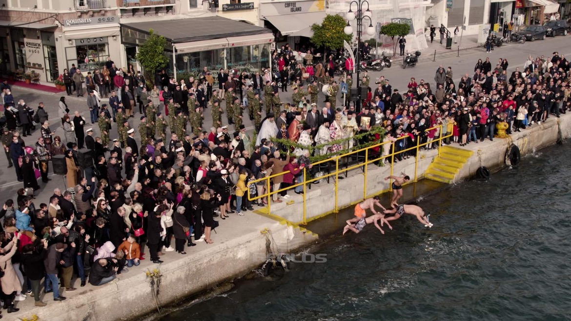 Μυτιλήνη: Άρπαξε σαν τερματοφύλακας τον Σταυρό και μετά βούτηξε στην θάλασσα – ΒΙΝΤΕΟ