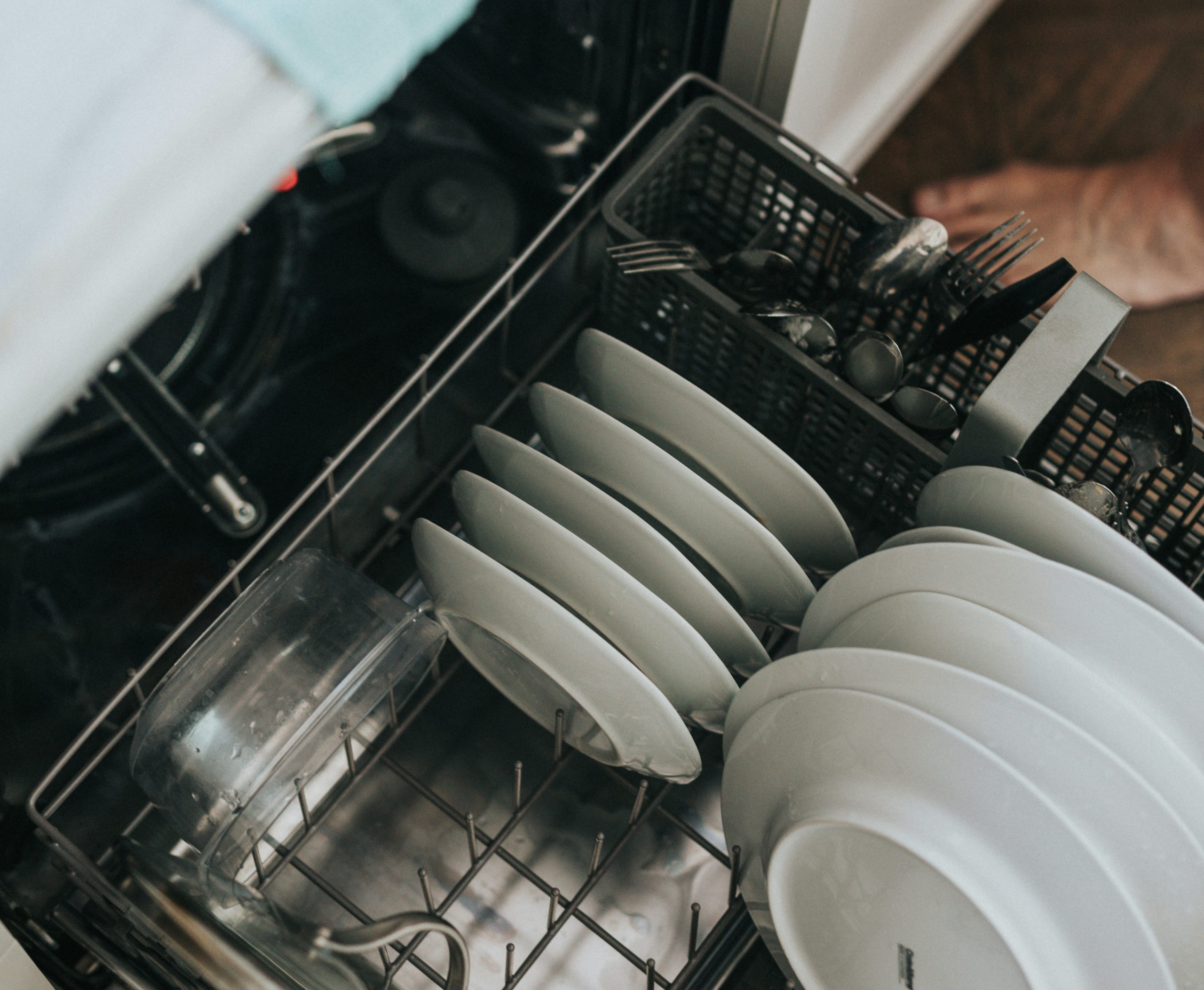 Πώς να καθαρίσετε σωστά το πλυντήριο πιάτων – Χρήσιμες συμβουλές από τους ειδικούς