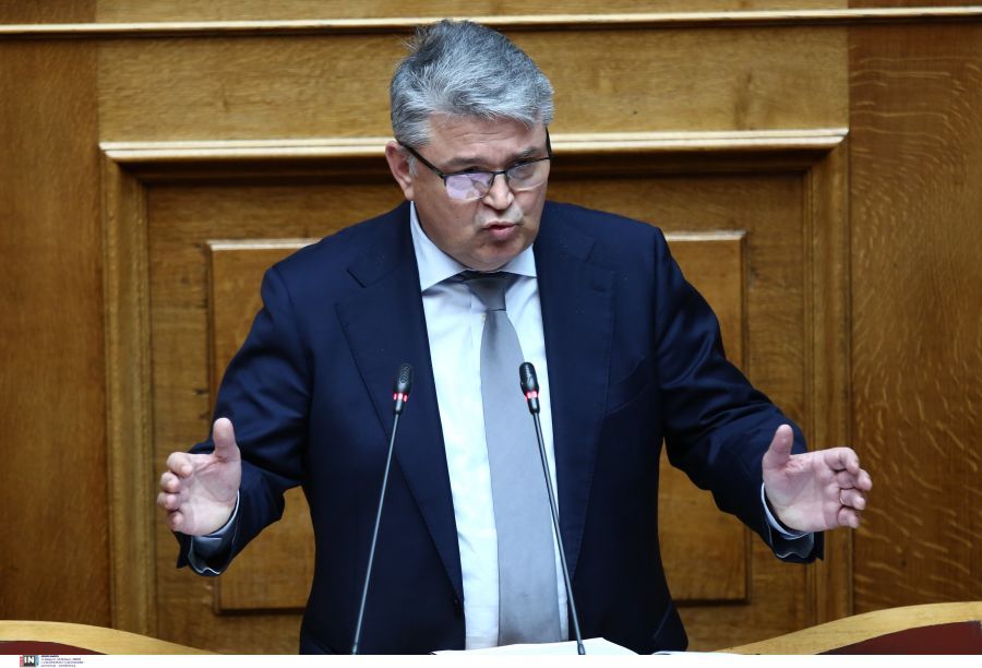 Βουλή: Την ανακοίνωση της Εκκλησίας για τον γάμο των ομόφυλων ζευγαριών διάβασε ο Νατσιός – Αντίδραση από το ΠΑΣΟΚ