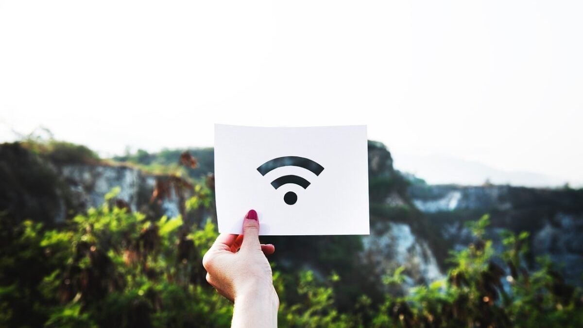Το λάθος που ρίχνει την ταχύτητα του Wi-Fi σας και «σκοτώνει» το smartphone σας – Πώς να το αποφύγετε