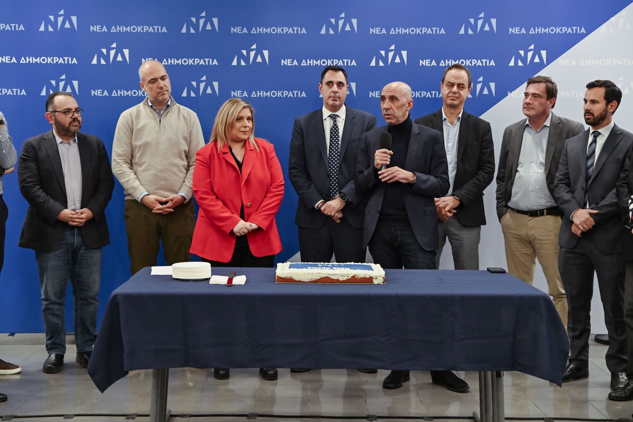 Η κοπή της πρωτοχρονιάτικης πίτας στα κεντρικά γραφεία της ΝΔ – ΦΩΤΟ