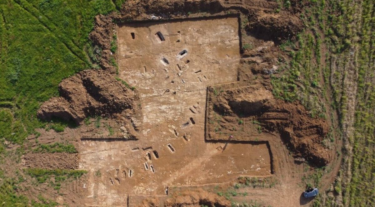 Η αρχαία ρωμαϊκή νεκρόπολη που περιείχε 67 σκελετούς θαμμένους σε 57 περίτεχνους τάφους.