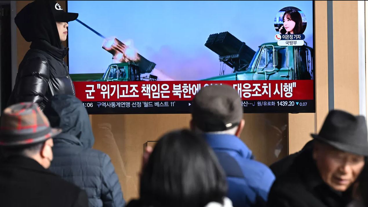 Βόρεια Κορέα: Έριξε 200 οβίδες του πυροβολικού στα ανοικτά – Απομακρύνθηκαν οι κάτοικοι δυο νησιών της Νότιας Κορέας