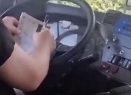 Κηφισιά: Οδηγός λεωφορείου λύνει σταυρόλεξο ενώ οδηγεί – Βίντεο ντοκουμέντο