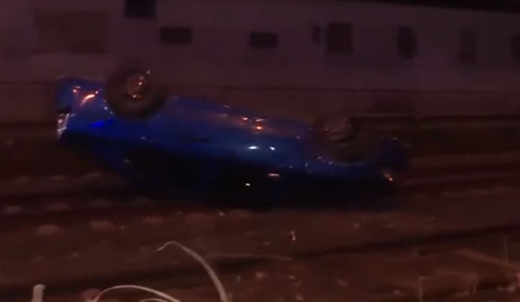 Θεσσαλονίκη: Αυτοκίνητο αναποδογύρισε σε ράγες του ΟΣΕ – Το εγκατέλειψαν οι επιβαίνοντες – ΒΙΝΤΕΟ