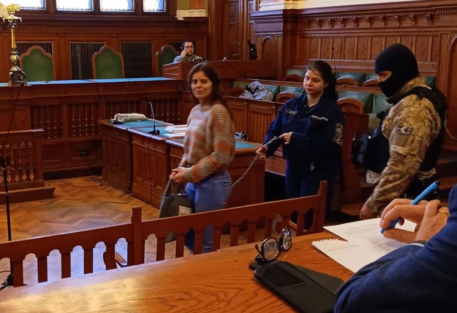 Ουγγαρία:  Ιταλίδα καθηγήτρια δικάζεται δεμένη χειροπόδαρα, με την κατηγορία ότι επιτέθηκε σε δύο ακροδεξιούς