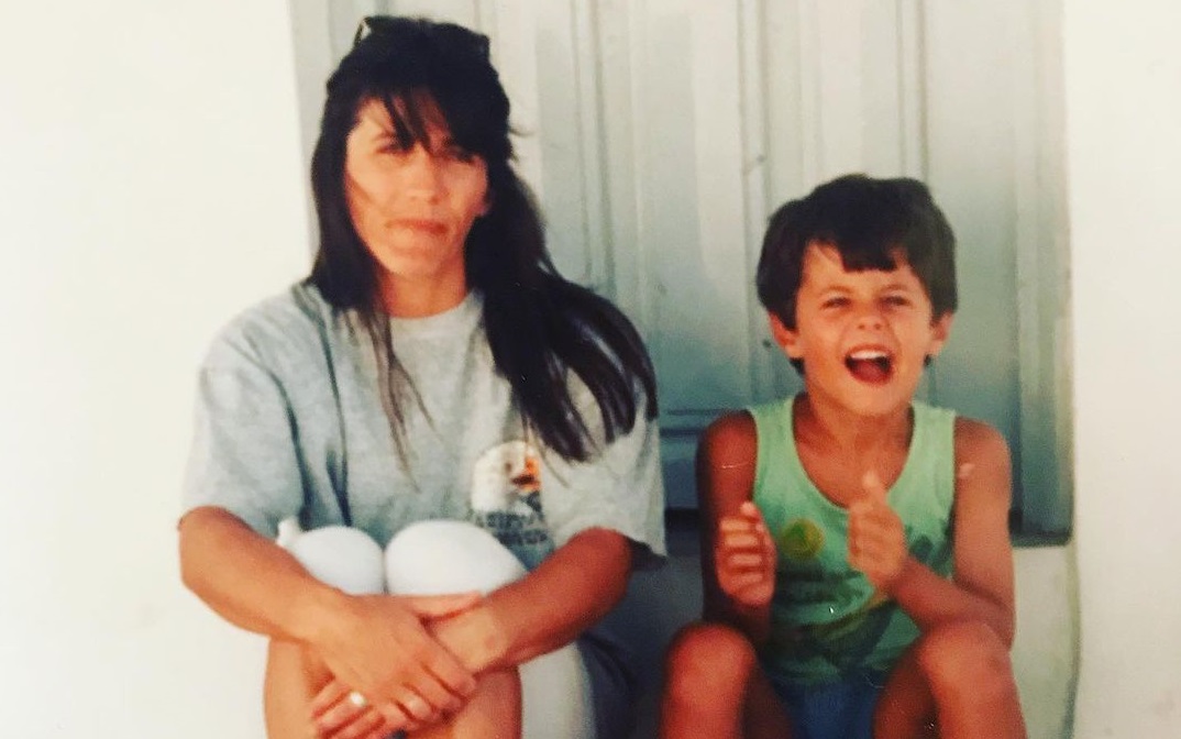 Το αγοράκι που ποζάρει δίπλα στην μαμά του έγινε γνωστός από το Survivor – Τον αναγνωρίζετε;