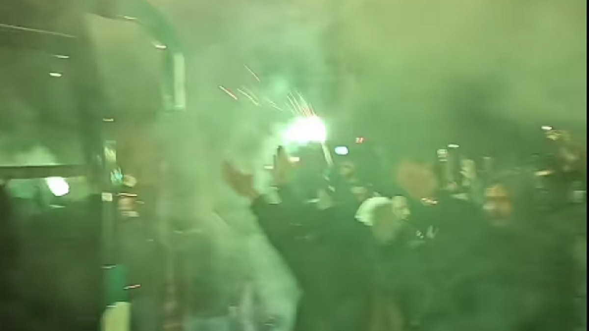 Παναθηναϊκός: Οπαδοί του «τριφυλλιού» υποδέχτηκαν την αποστολή στον Πύργο Αθηνών – ΒΙΝΤΕΟ