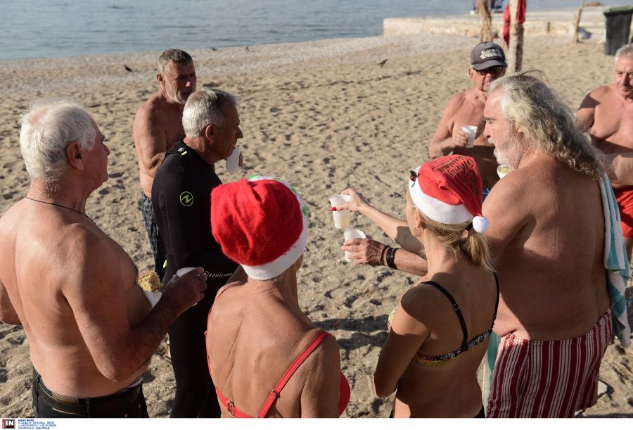 Πρωτοχρονιά: Βασιλόπιτα στην παραλία έκοψαν χειμερινοί κολυμβητές – Η πρώτη βουτιά για το νέο έτος – ΦΩΤΟ